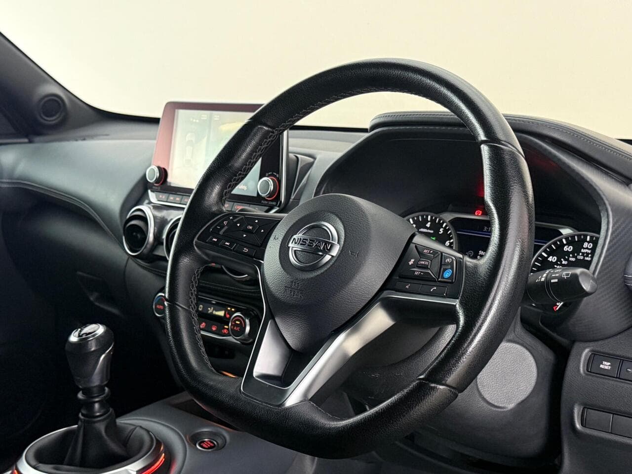 Nissan Juke thumbnail Steering Wheel