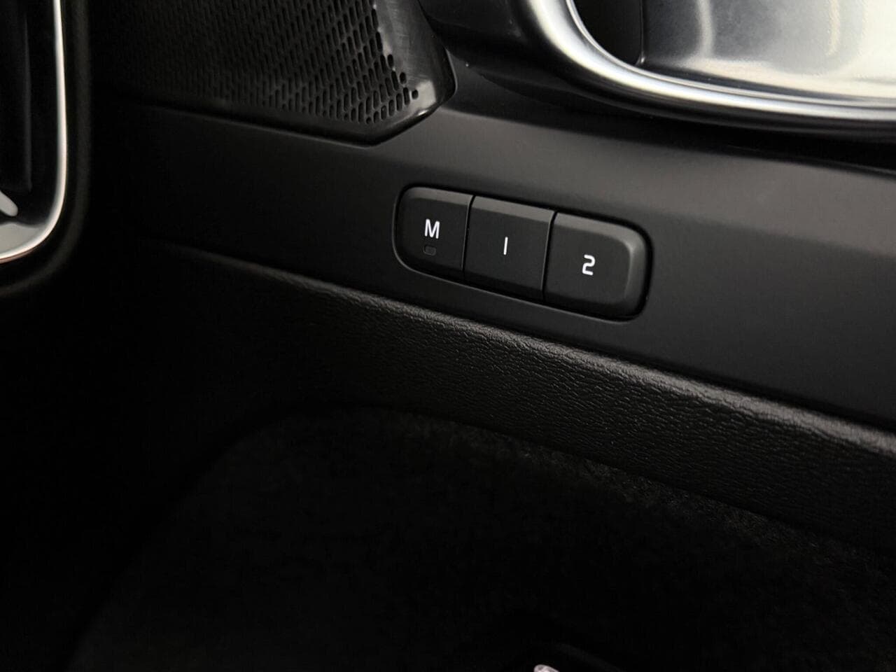 Volvo XC40 thumbnail Misc Controls