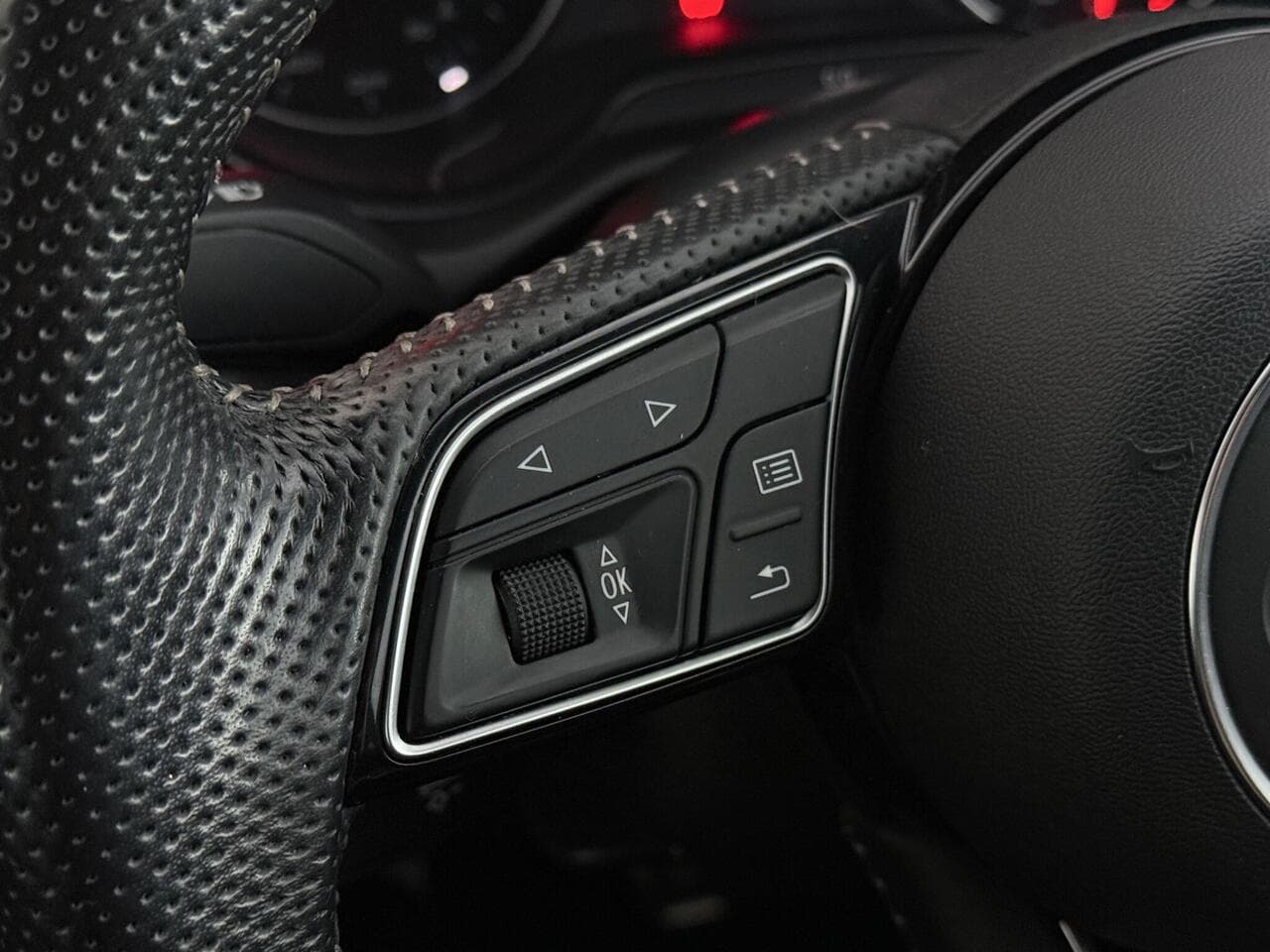 Audi Q2 thumbnail Misc Controls