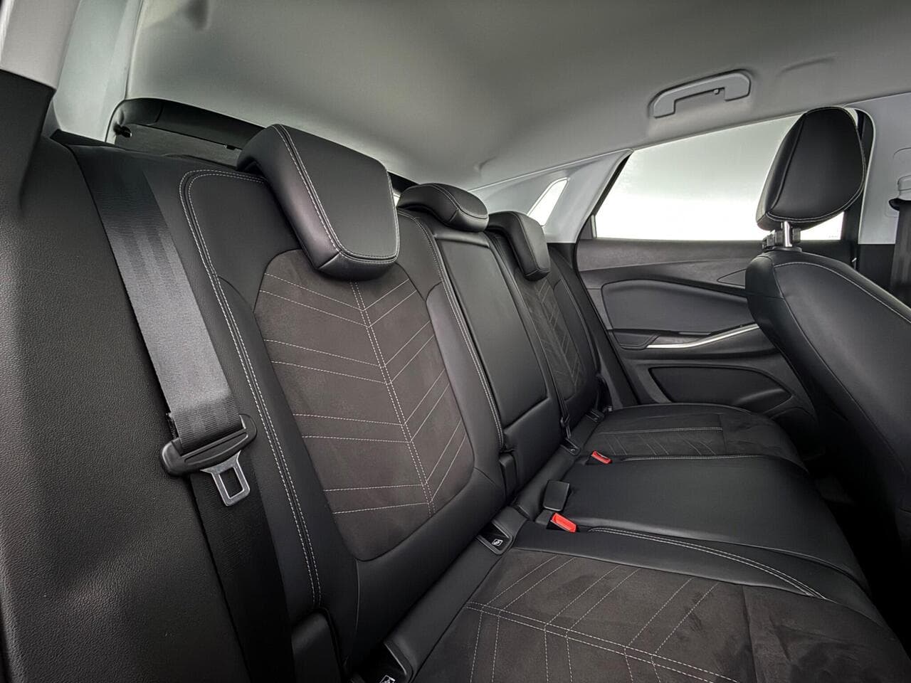 Vauxhall Grandland thumbnail Seats Rear