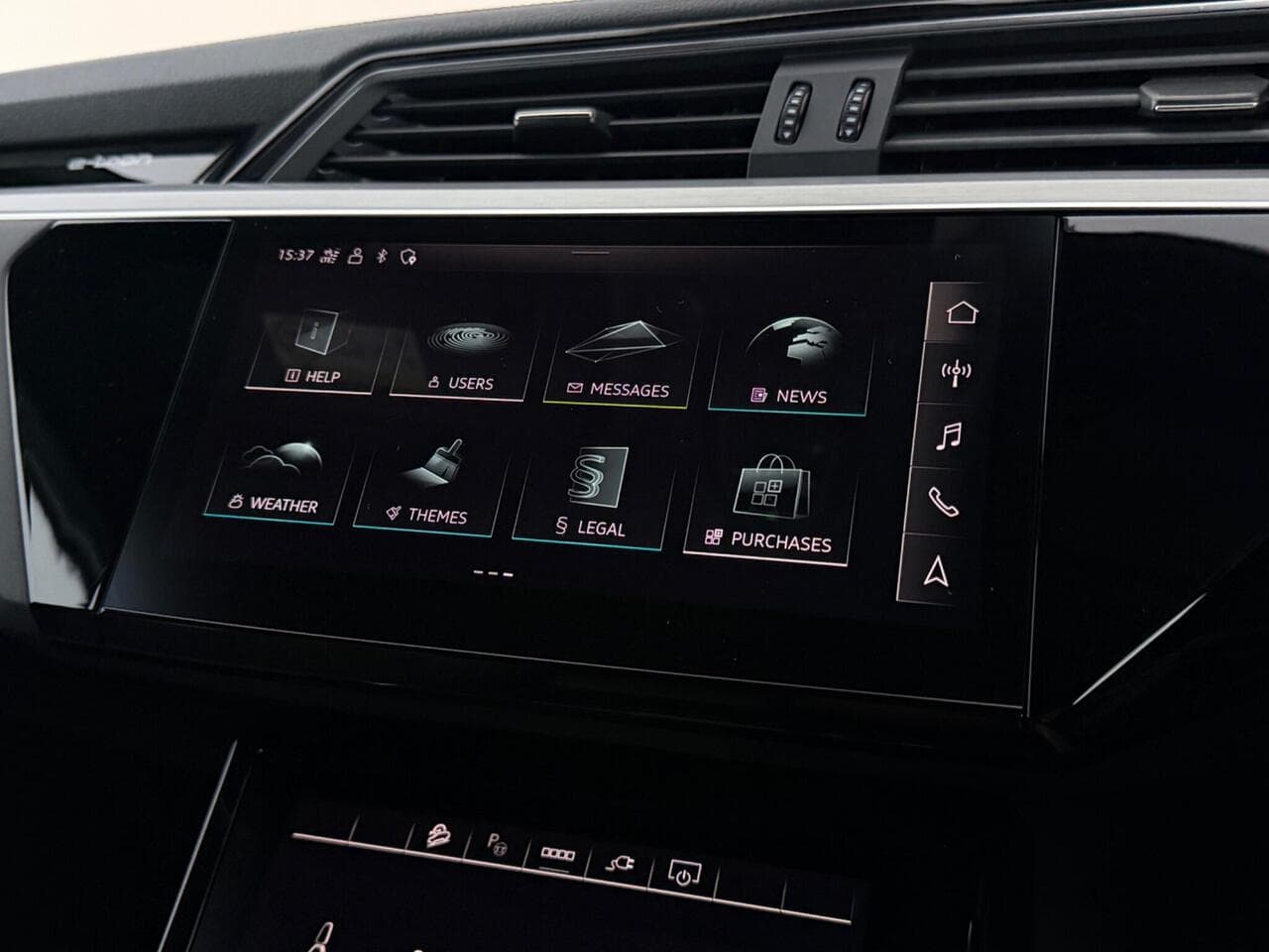 Audi e-tron thumbnail Infotainment System