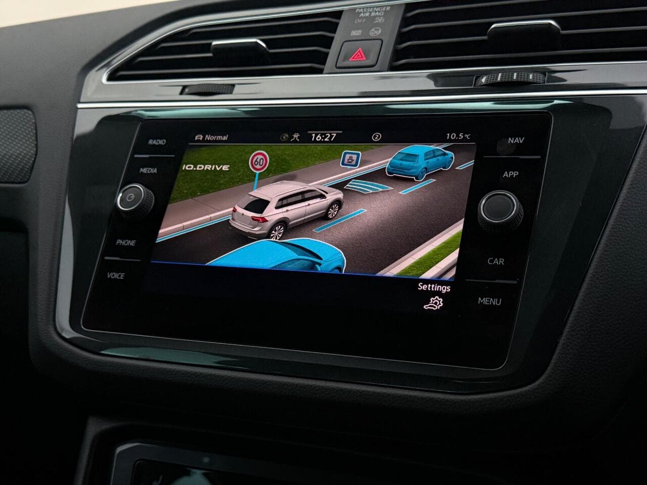 Volkswagen Tiguan thumbnail Infotainment System
