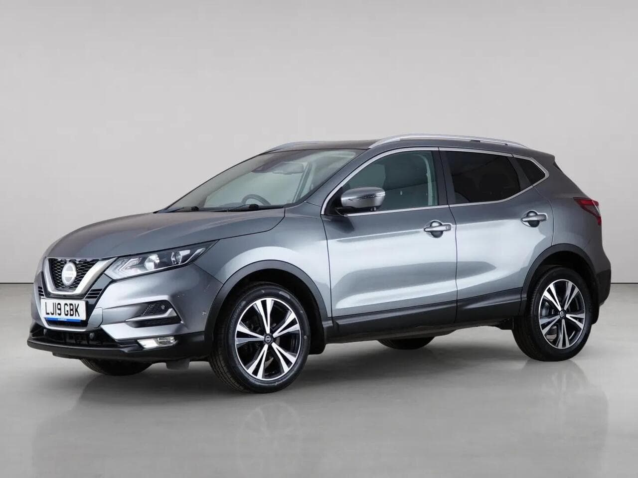 Nissan Qashqai thumbnail Front Left