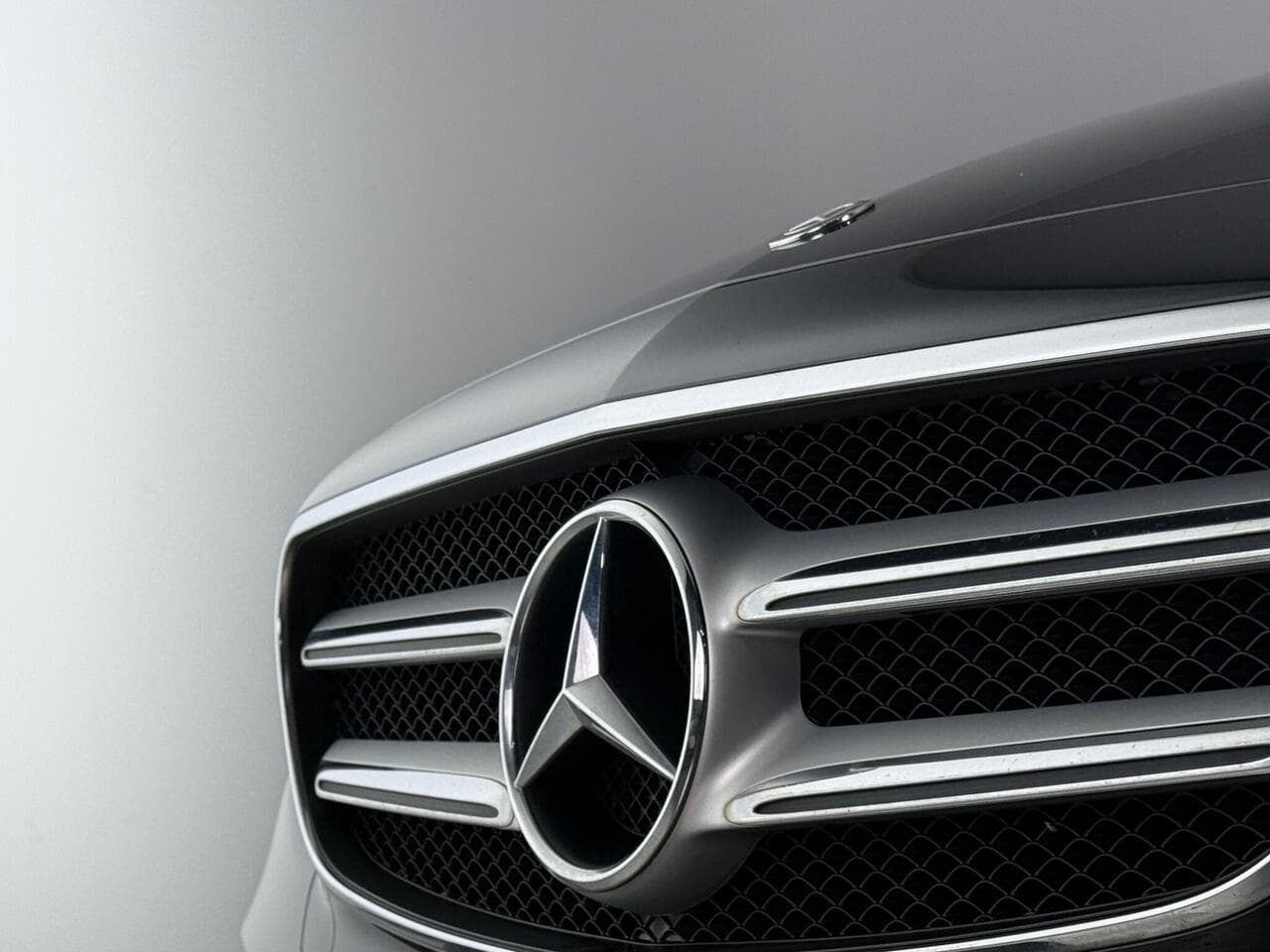 Mercedes-Benz E Class thumbnail Badge Exterior