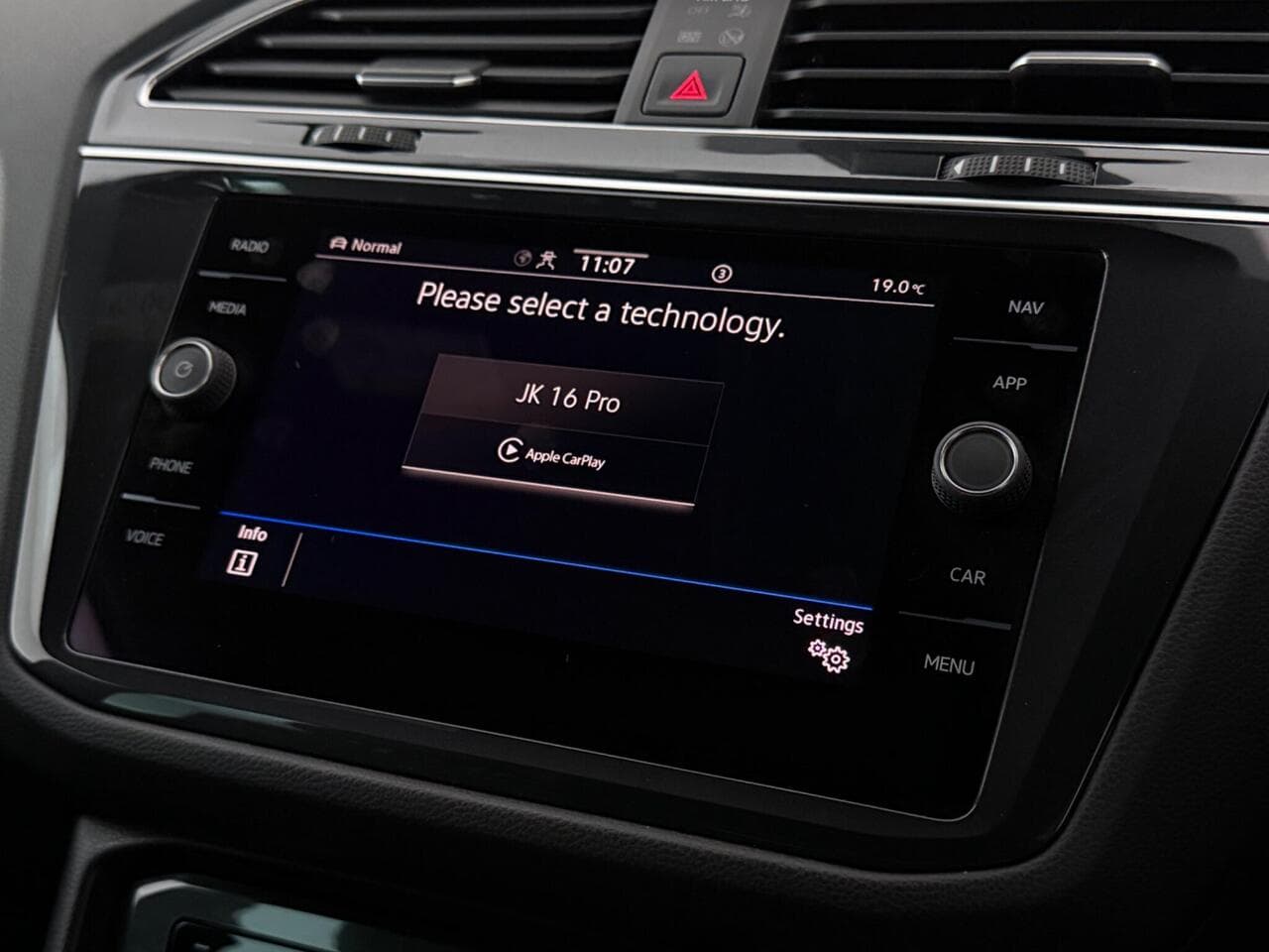 Volkswagen Tiguan thumbnail Infotainment System