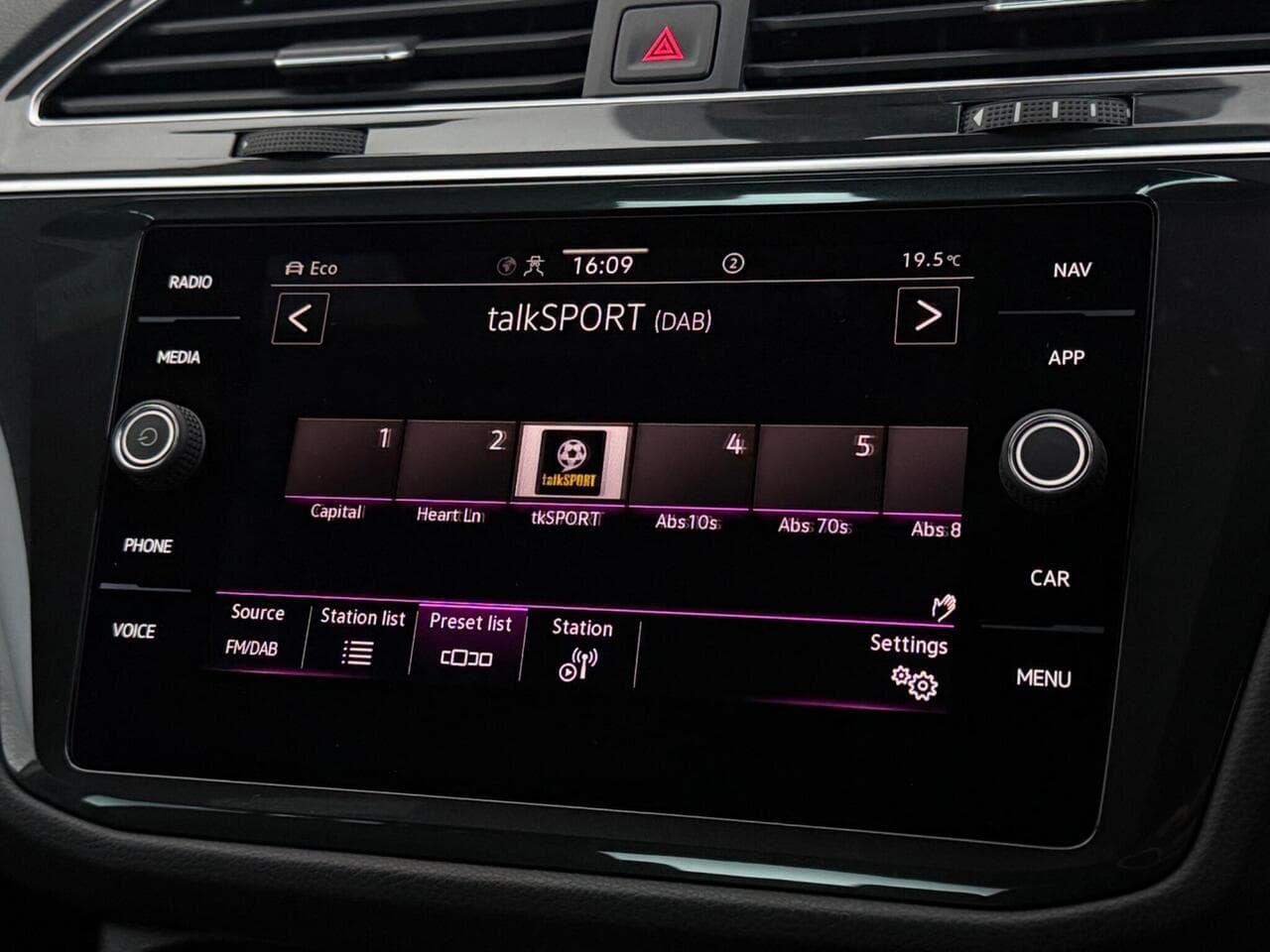 Volkswagen Tiguan thumbnail Infotainment System