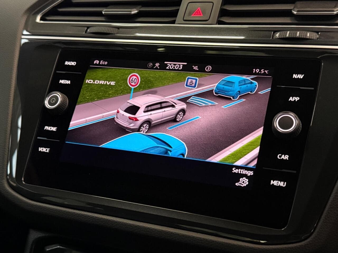 Volkswagen Tiguan thumbnail Infotainment System