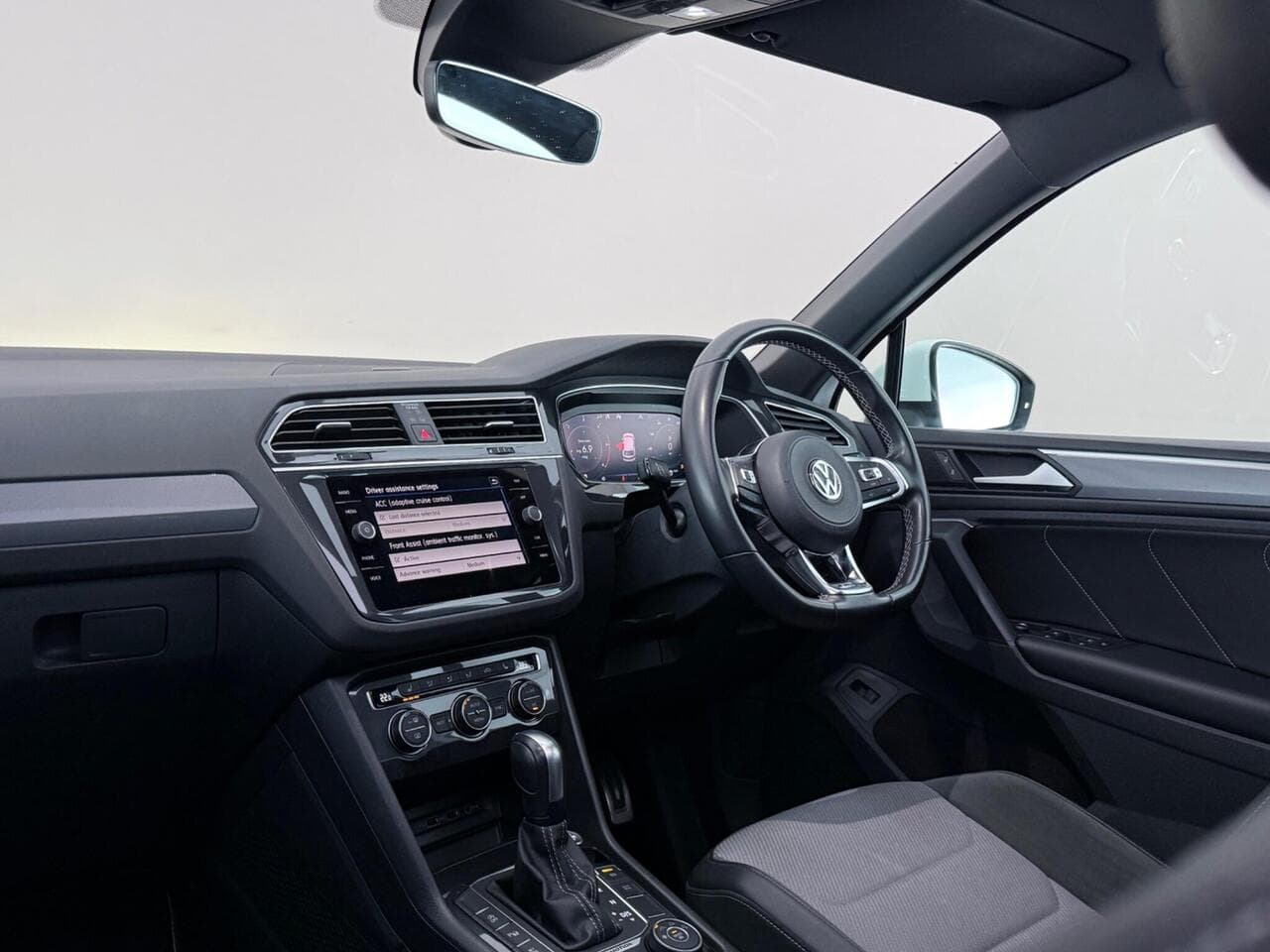 Volkswagen Tiguan thumbnail Interior Front