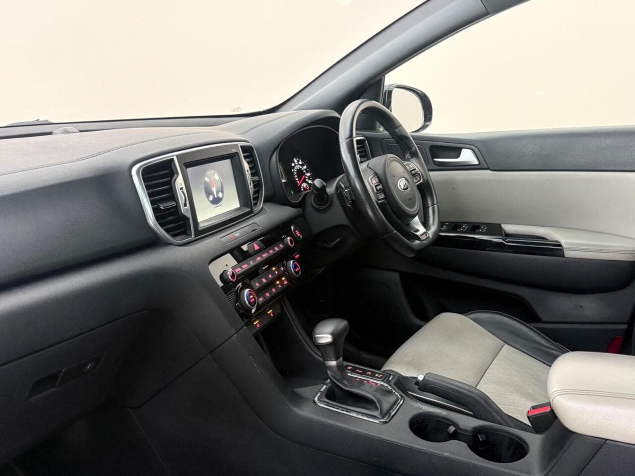 Kia Sportage thumbnail Interior Front