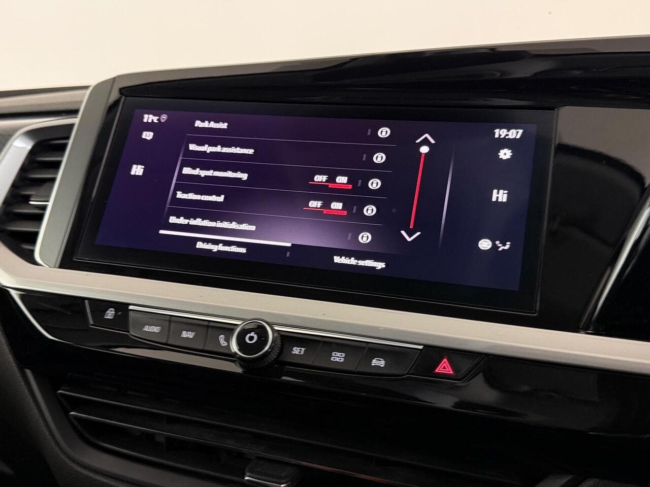 Vauxhall Grandland thumbnail Infotainment System
