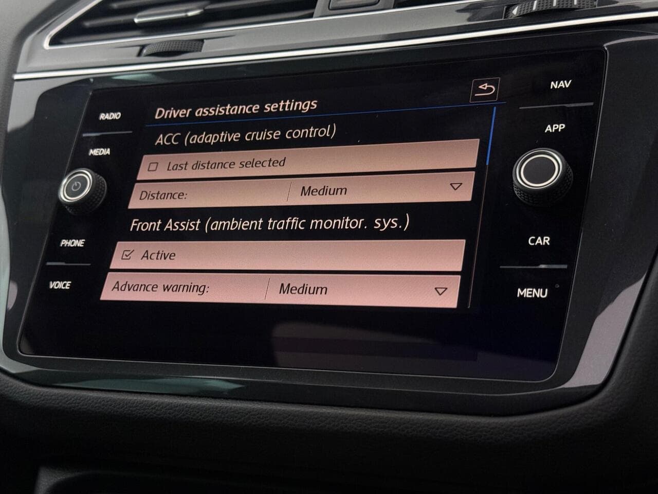 Volkswagen Tiguan thumbnail Infotainment System