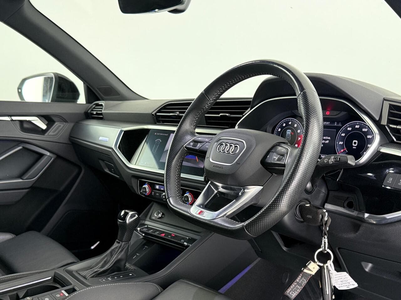 Audi Q3 thumbnail Interior Front