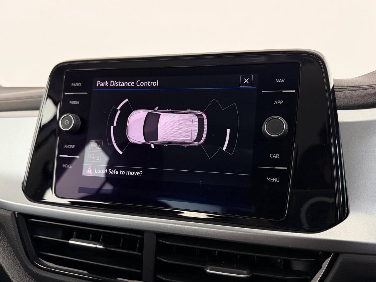 Volkswagen T-Roc thumbnail Infotainment System