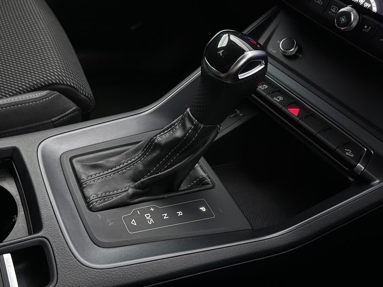Audi Q3 thumbnail Interior Front