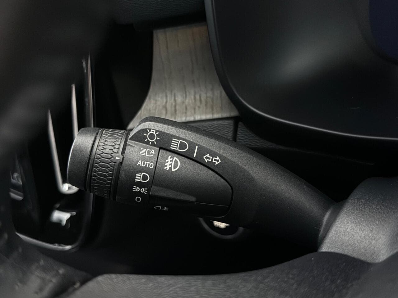 Volvo XC40 thumbnail Misc Controls