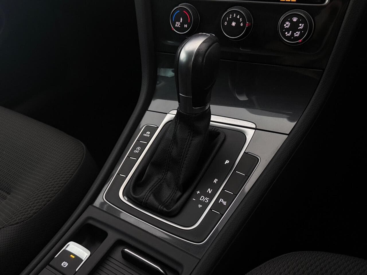 Volkswagen Golf thumbnail Interior Front