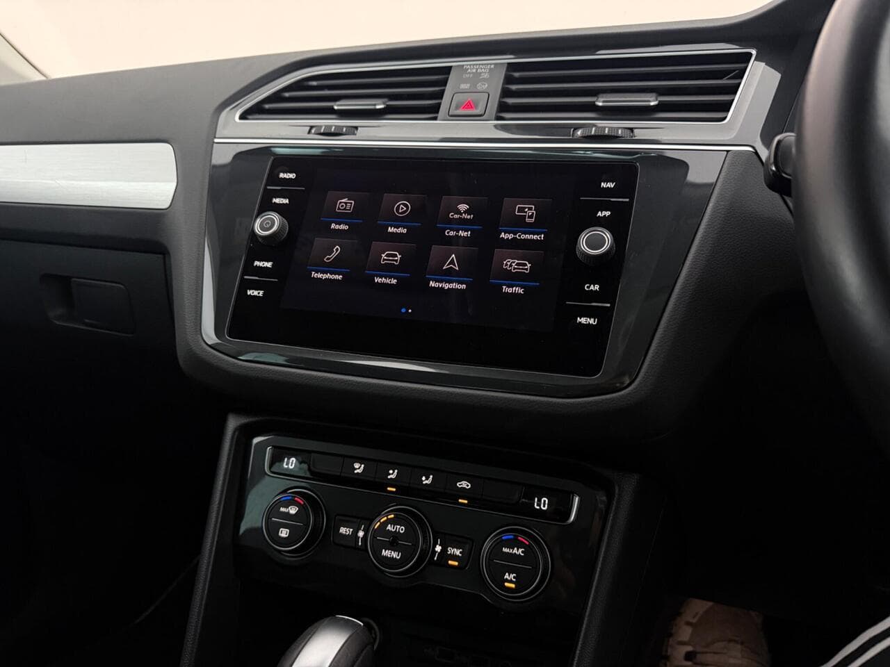 Volkswagen Tiguan thumbnail Infotainment System