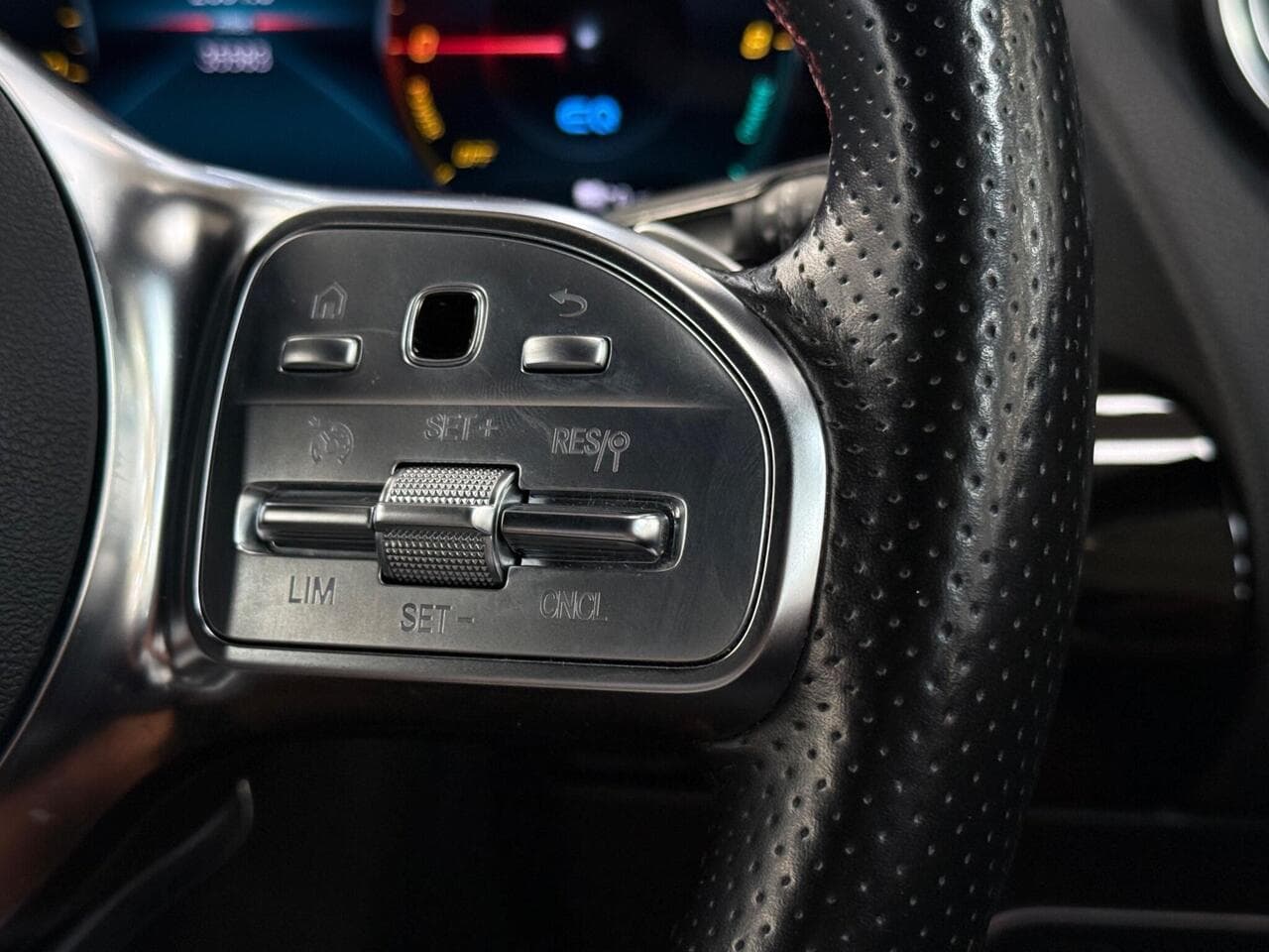 Mercedes-Benz GLA thumbnail Misc Controls