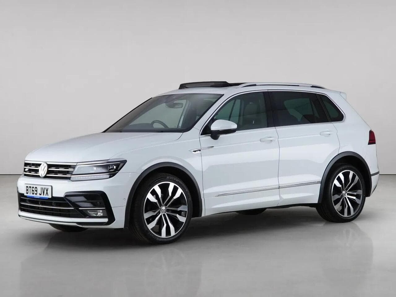 Volkswagen Tiguan thumbnail Front Left