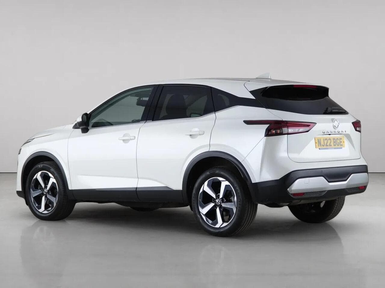 Nissan Qashqai thumbnail Rear Left