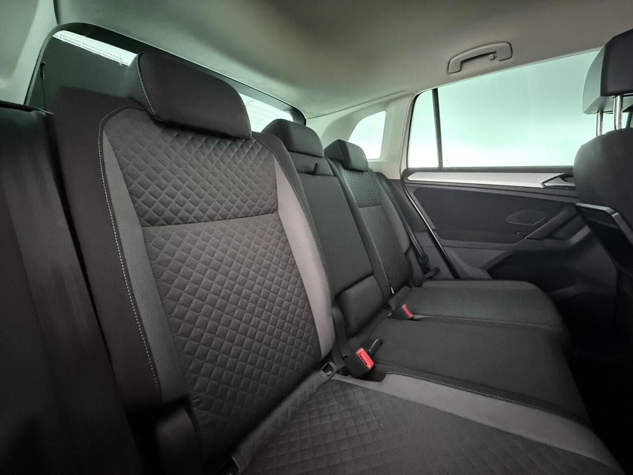 Volkswagen Tiguan thumbnail Seats Rear