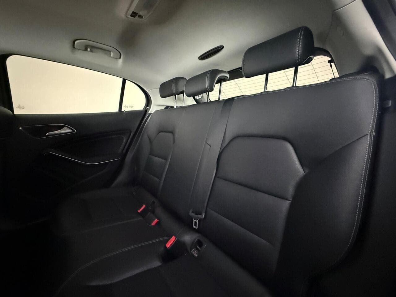 Mercedes-Benz GLA thumbnail Seats Rear