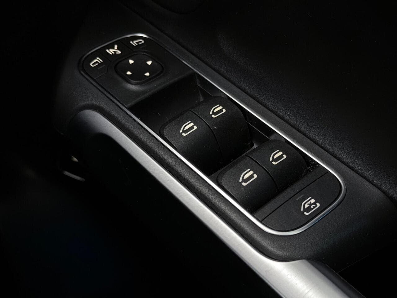 Mercedes-Benz GLB thumbnail Misc Controls