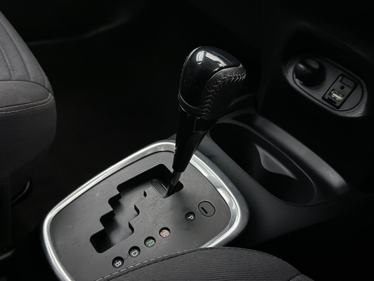 Toyota Yaris thumbnail Interior Front