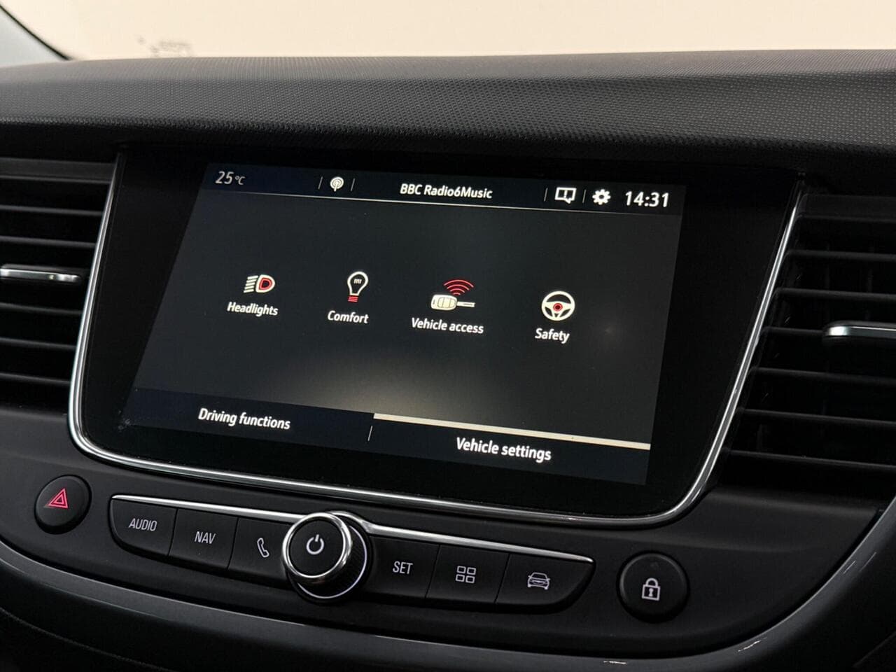 Vauxhall Crossland X thumbnail Infotainment System