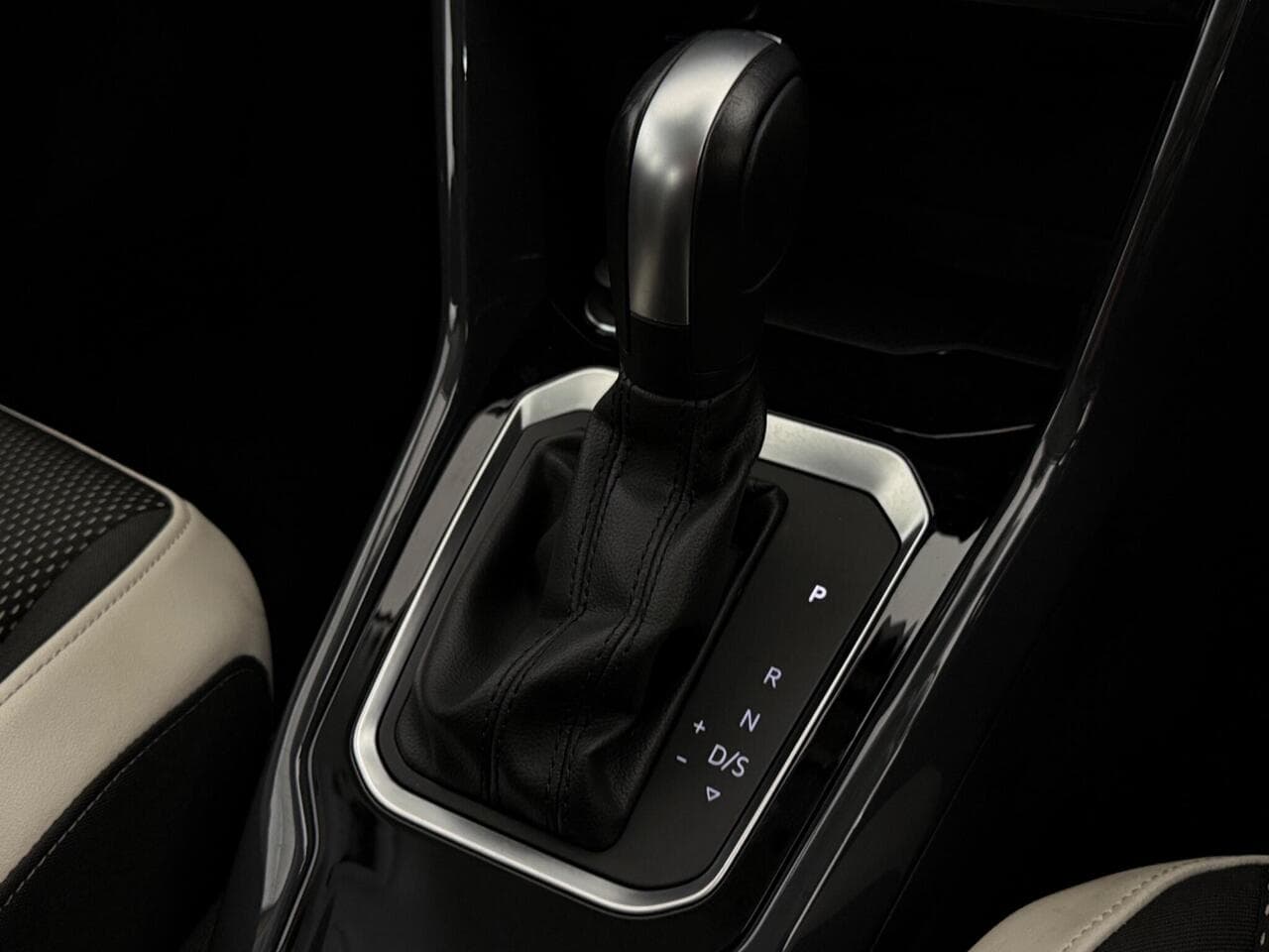 Volkswagen T-Roc thumbnail Interior Front