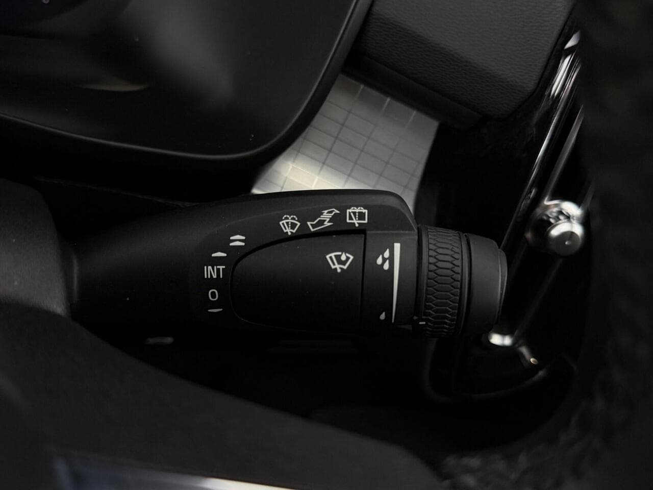 Volvo XC40 thumbnail Misc Controls