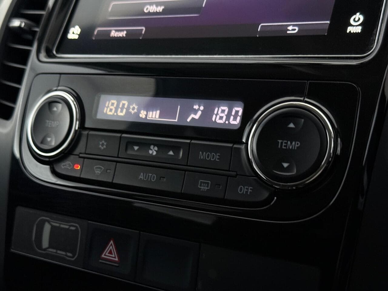 Mitsubishi Shogun Sport thumbnail Infotainment System