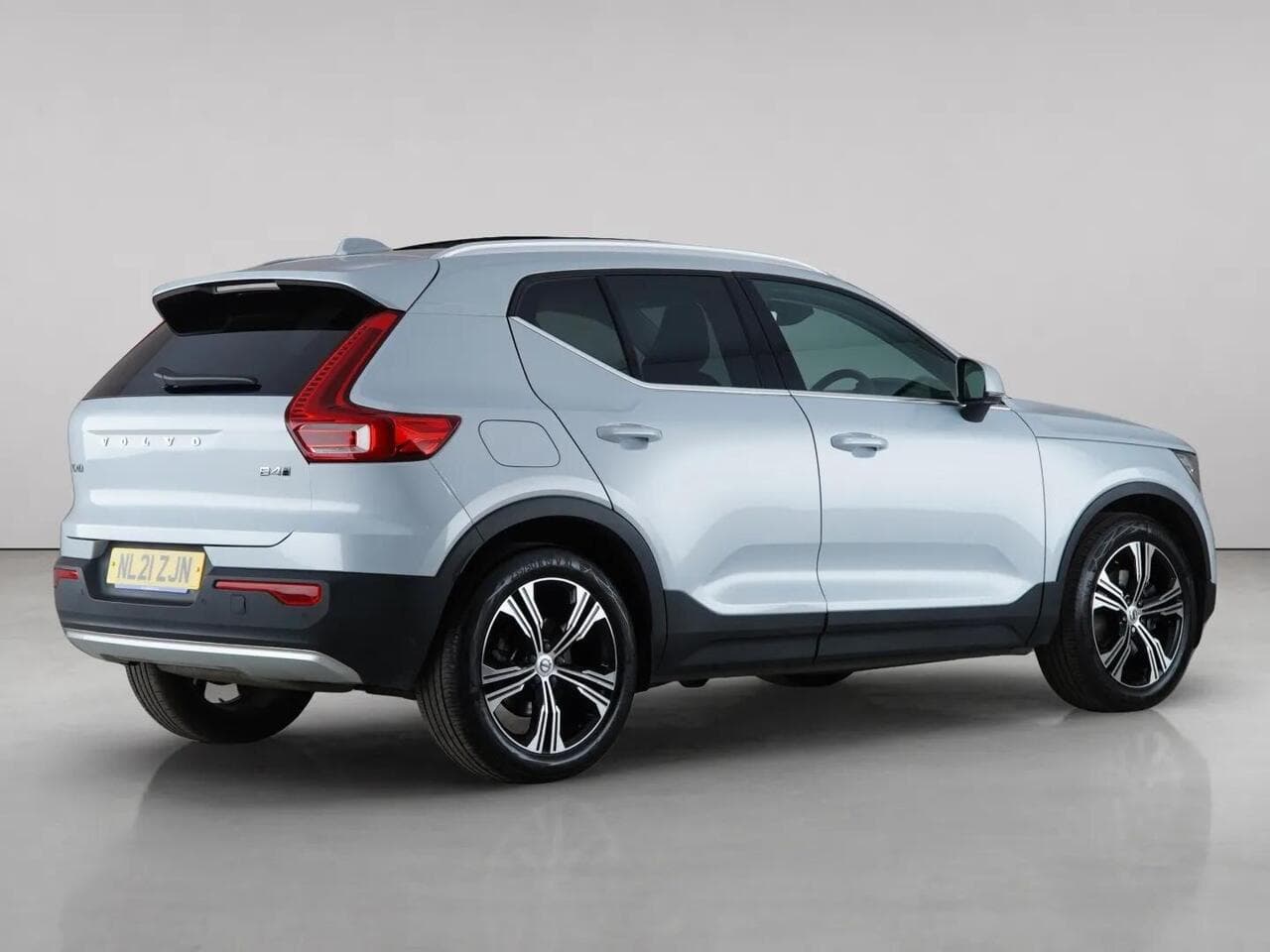 Volvo XC40 thumbnail Rear Right
