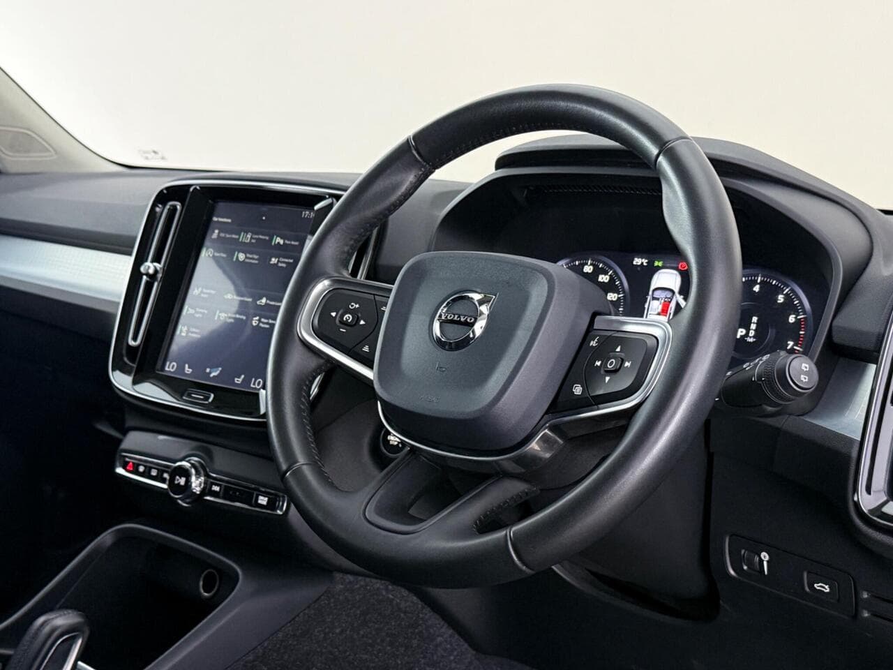 Volvo XC40 thumbnail Steering Wheel