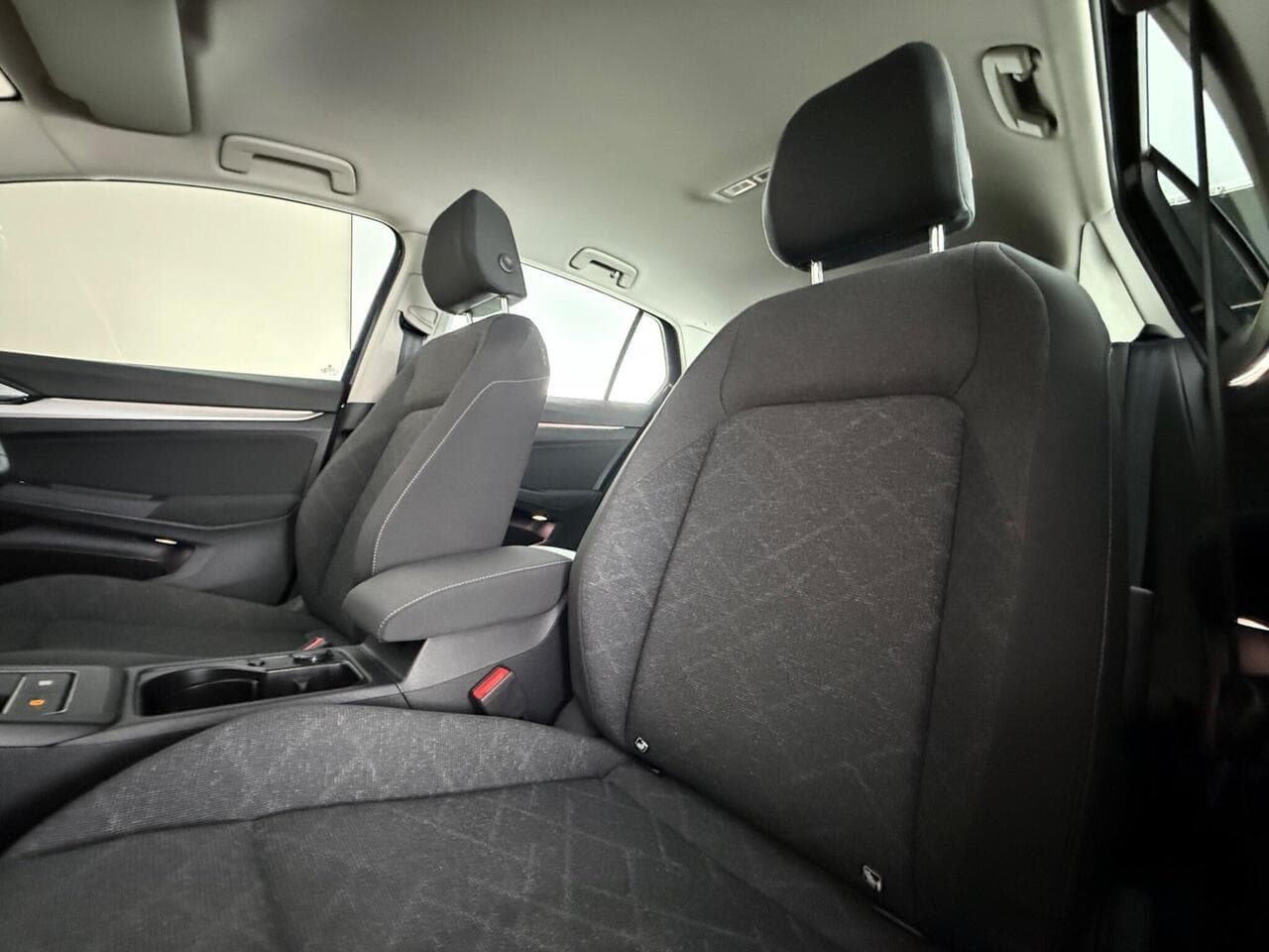 Volkswagen Golf thumbnail Seat Front Passenger