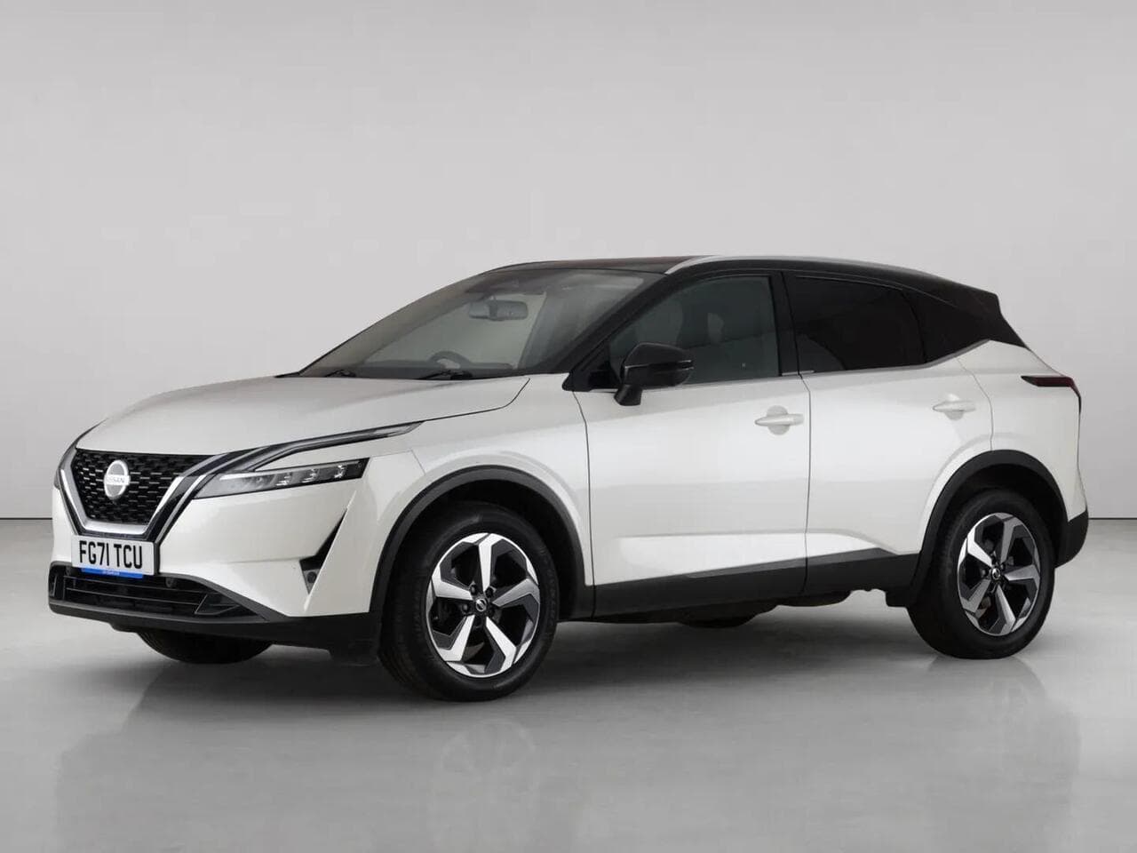 Nissan Qashqai thumbnail Front Left