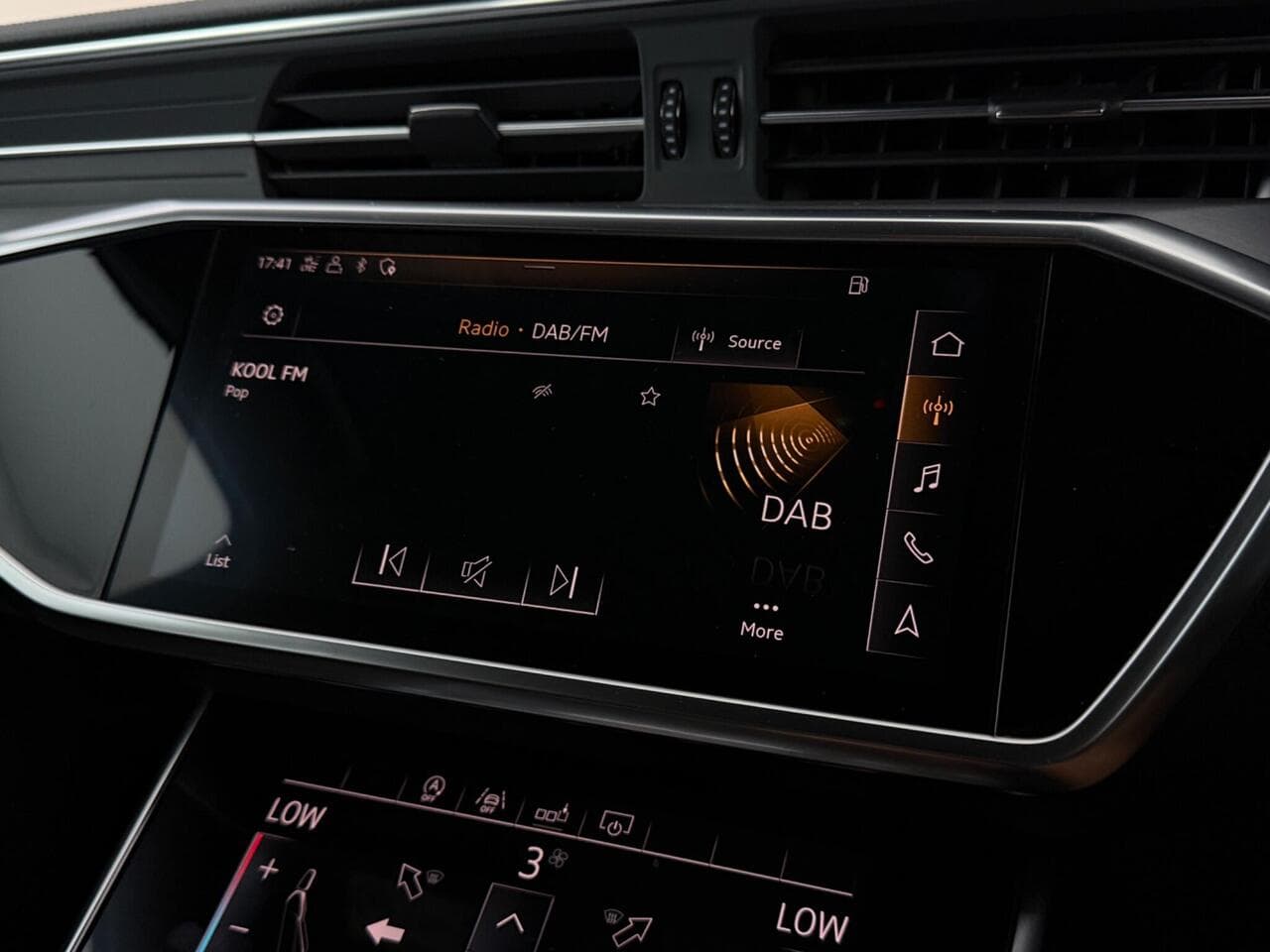Audi A6 Avant thumbnail Infotainment System