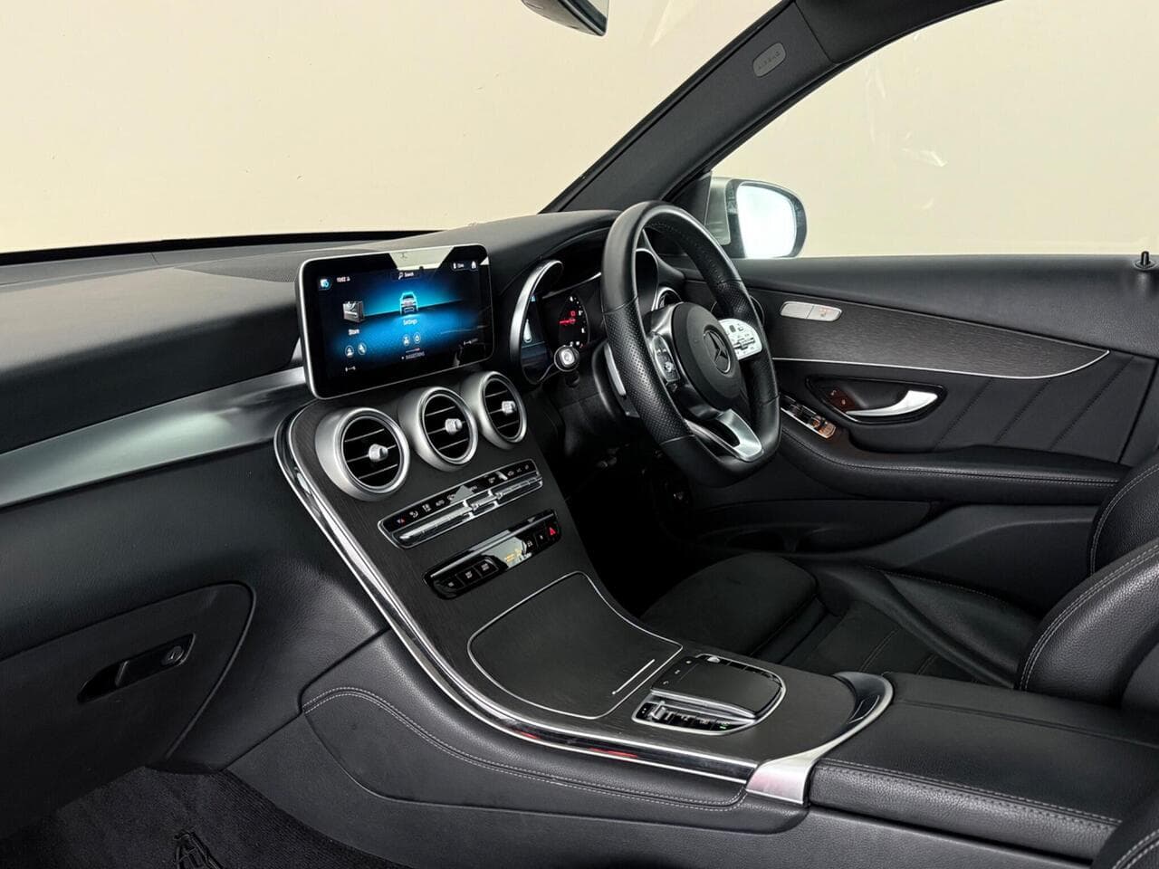 Mercedes-Benz GLC thumbnail Interior Front