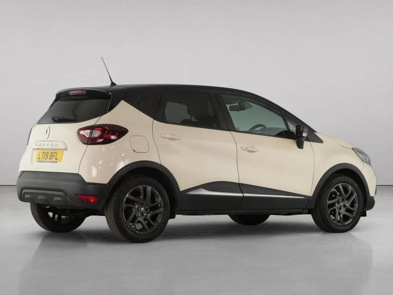 Renault Captur thumbnail Rear Right