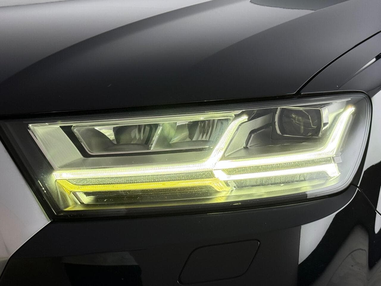 Audi Q7 thumbnail Lights Front