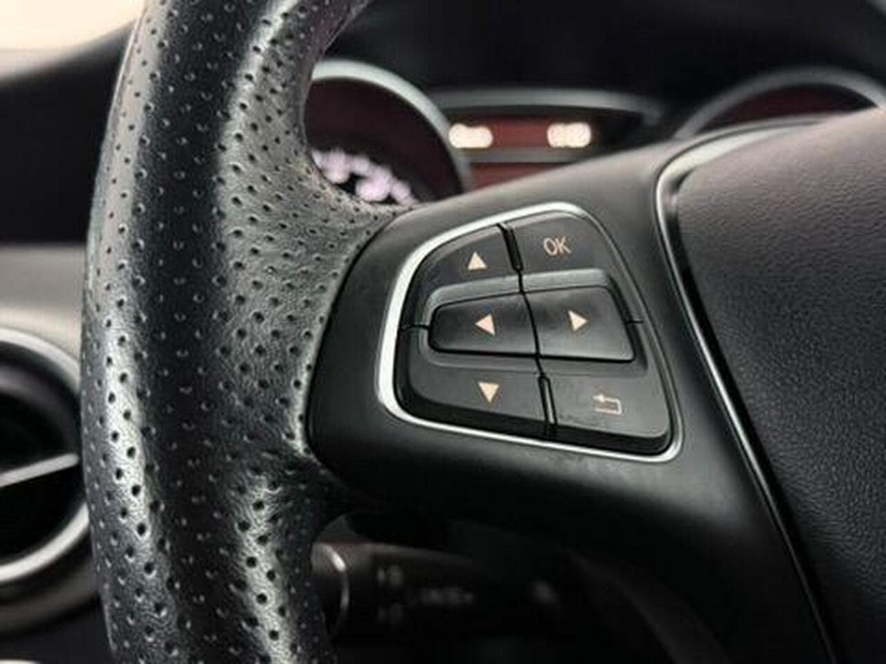Mercedes-Benz GLA thumbnail Misc Controls