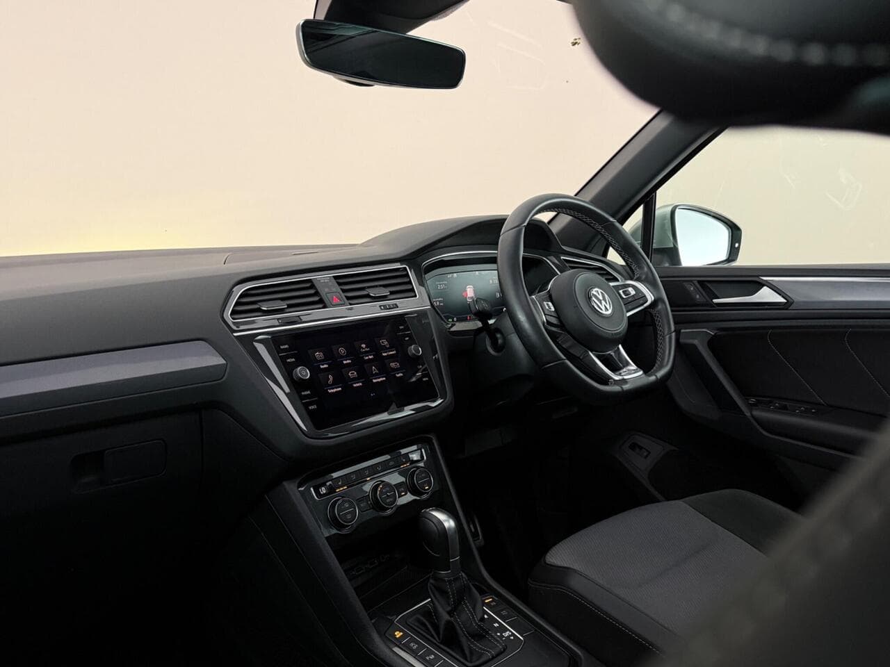 Volkswagen Tiguan thumbnail Interior Front