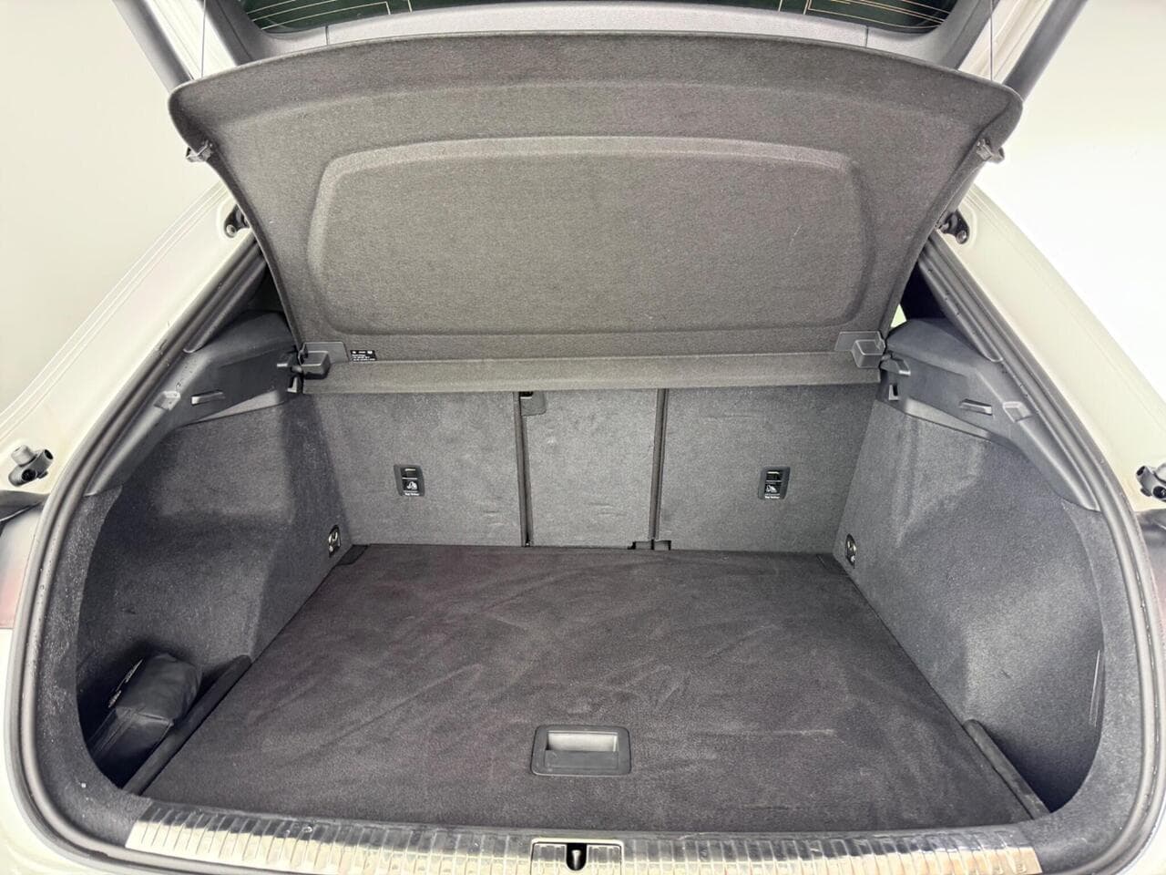 Audi Q3 thumbnail Boot