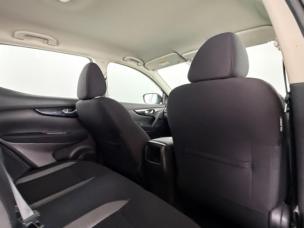 Nissan Qashqai thumbnail Seats Rear