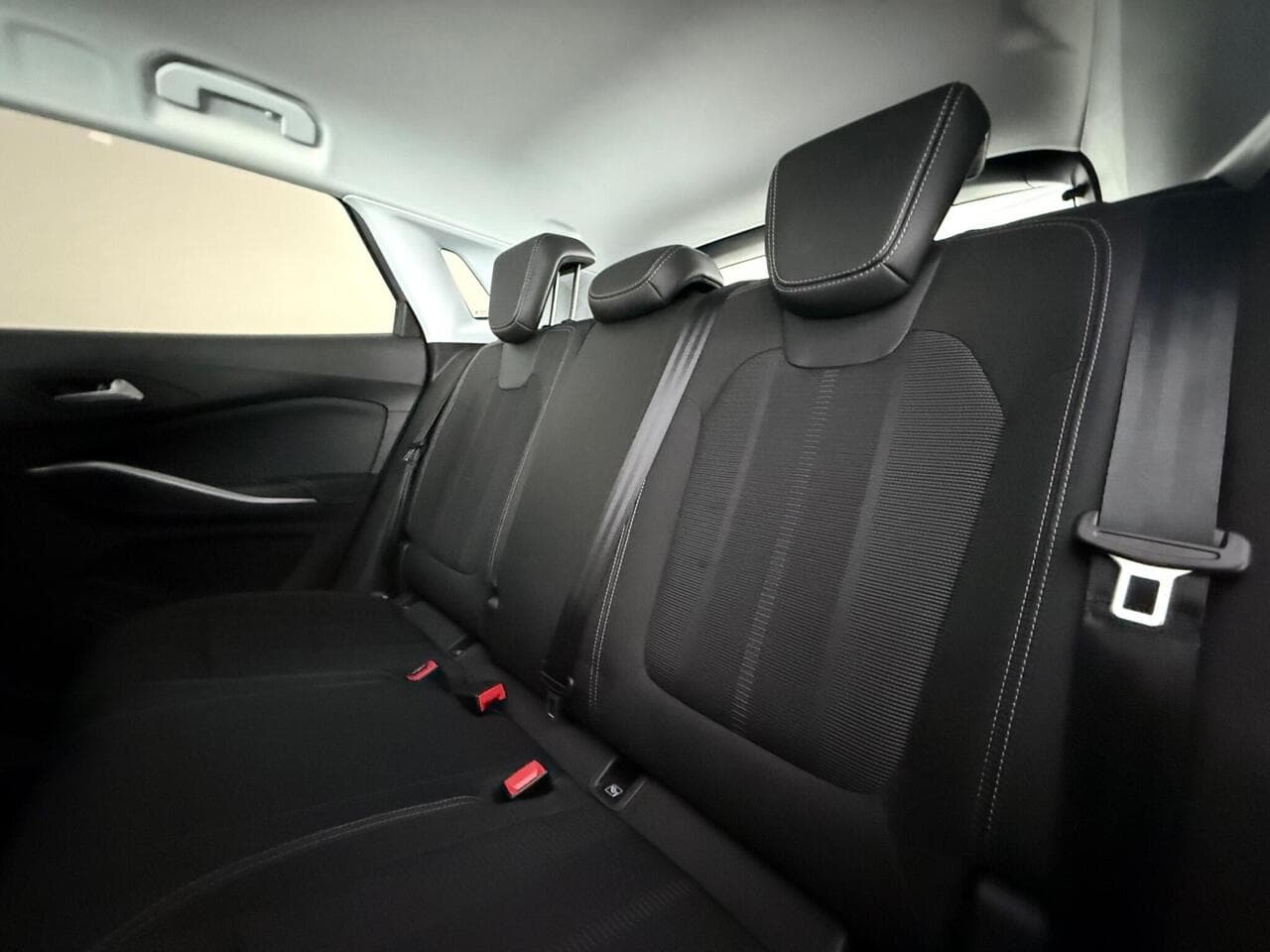 Vauxhall Grandland thumbnail Seats Rear