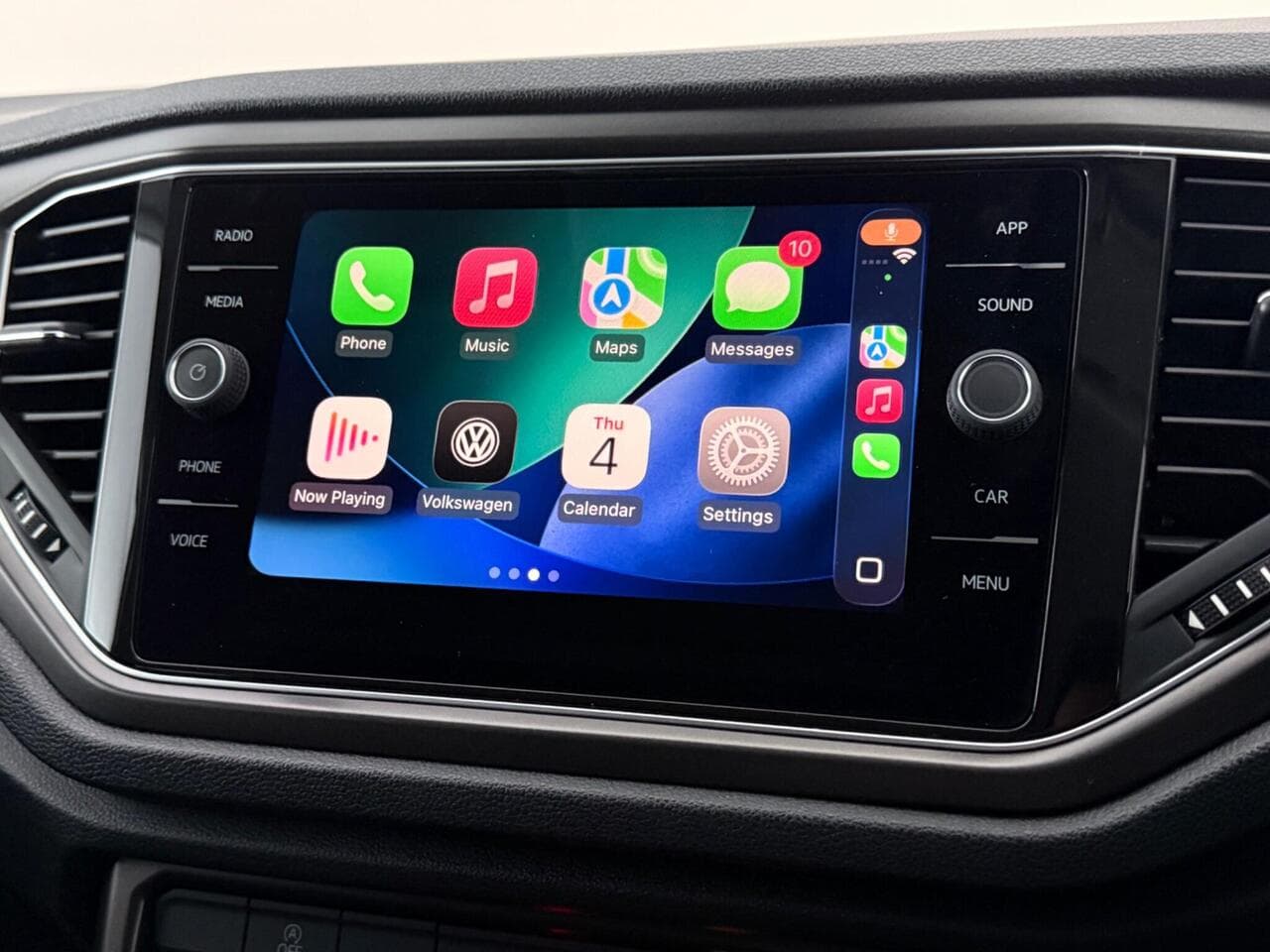 Volkswagen T-Roc thumbnail Infotainment System