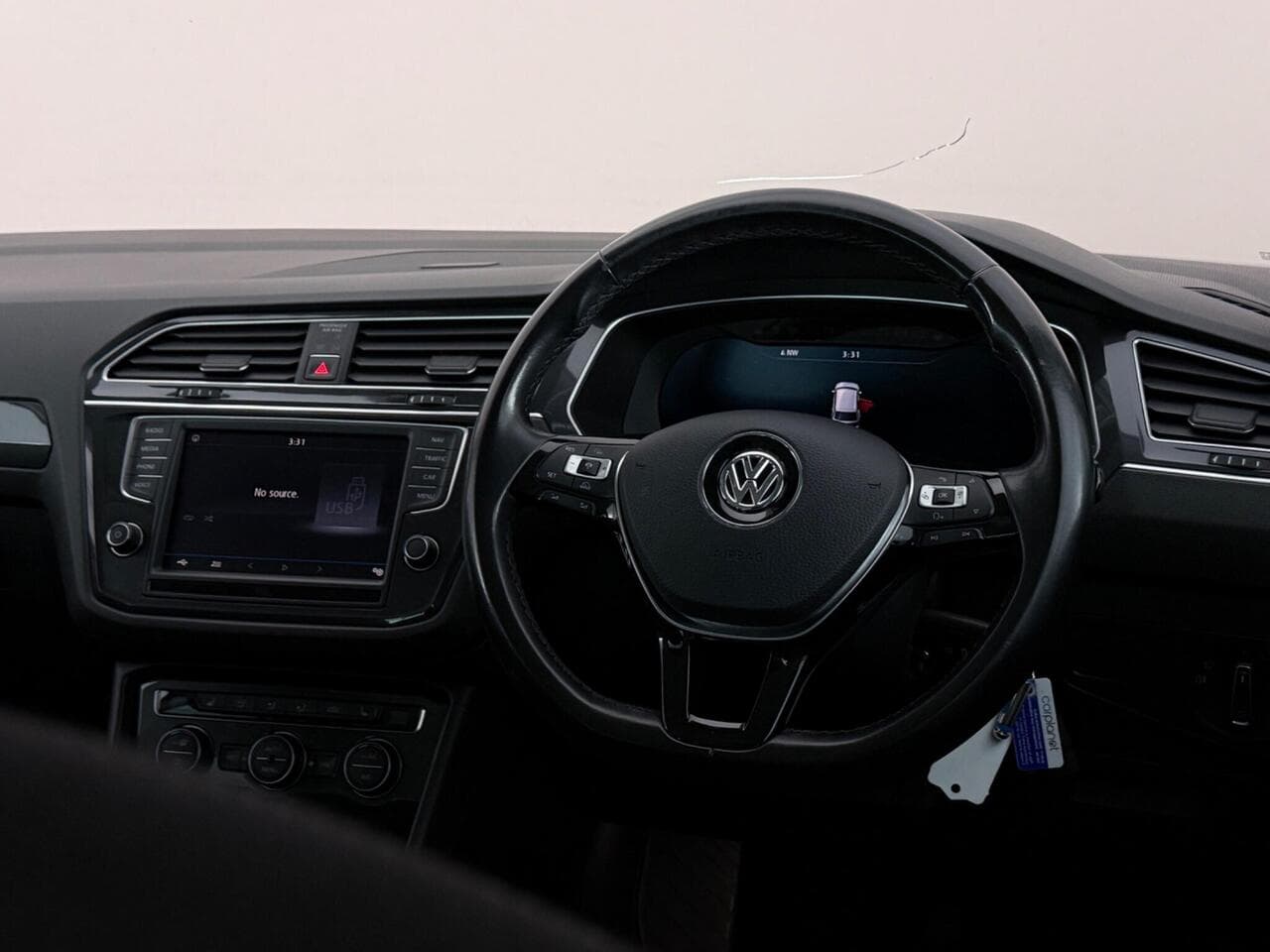Volkswagen Tiguan thumbnail Interior Front