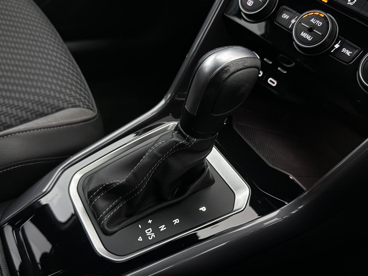 Volkswagen T-Roc thumbnail Interior Front
