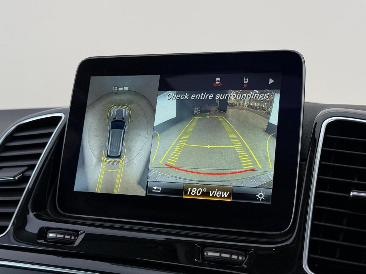 Mercedes-Benz GLE thumbnail Infotainment System