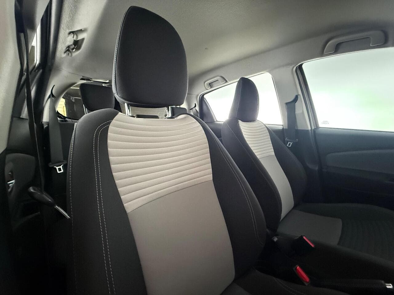 Toyota Yaris thumbnail Seats Rear